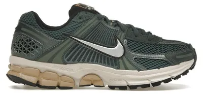 Image de Nike Zoom Vomero 5, coloris Vintage Green Light, Orewood Brown, Hemp, Chrome (pour femmes) - Taille EU 38.5