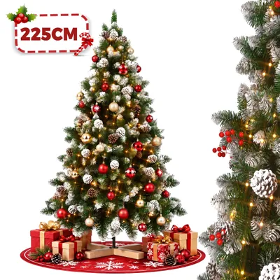 Zdjęcie produktu dla Sztuczne drzewko świerkowe firmy YARDIN z efektem śniegu, wbudowanymi diodami LED, drewnianą podstawą, ozdobnymi szyszkami i jagodami, wysokość 2,25 m, dekoracja świąteczna