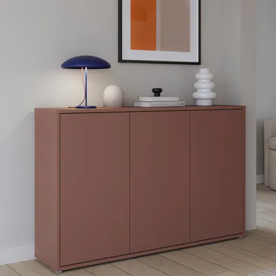 Produktbild von Forte ALICE SPRINGS Kommode 150 155, modernes, großes Sideboard mit 3 Schranktüren, Wohnzimmer, Schlafzimmer, Holzwerkstoff, Terrakotta, 154,2 cm breit x 99,1 cm hoch x 34,9 cm tief