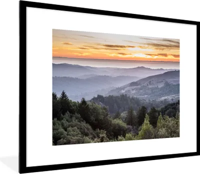 Produktbild von MuchoWow® Gerahmtes Poster Berge - Sonne - Wald - Landschaft 80x60 cm - Poster mit Schwarzem Bilderrahmen Wandposter Rahmen Foto Bilder - Schlafzimmer-Dekorationen - Fotoposter