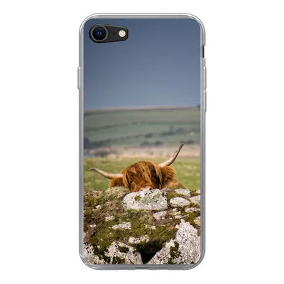 Produktbild von MuchoWow® Handyhülle Schutzhülle Hülle für iPhone SE 2022 Schottische Highlander - Steine - Gras Silikon Softcase Handy Hülle
