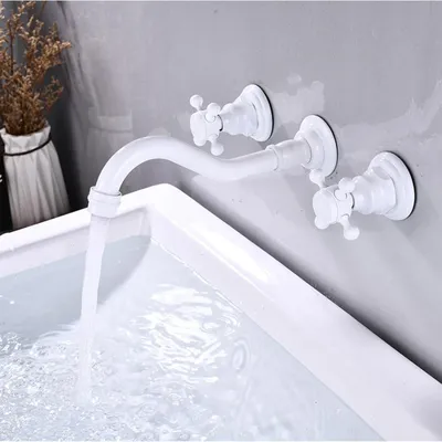 Produktbild von Mischbatterie aus Messing fš¹r Warm- und Kaltwasser an einem wandmontierten Waschbecken im Badezimmer