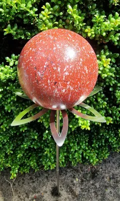 Produktbild von Blütenzauber Paris Rosenkugel 15 cm Edelstahl rot gesprenkelt Gartenstecker Deko mit Stab 80 cm
