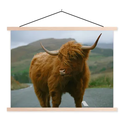 Produktbild von MuchoWow® Textilposter Schottischer Highlander - Berg - Straße 120x90 cm mit holzfarbenen Rahmen - Magnetisch