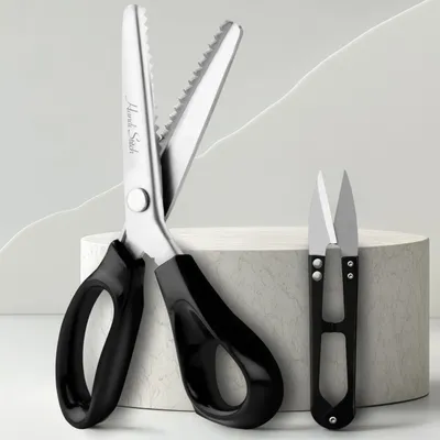 Produktbild von Handi Stitch Zackenschere mit Fadenschneider - Schneiderschere Stoffschere Zickzack 22,86cm Edelstahl Griff Schwarz – Schere Scharf zum Schneiden von
