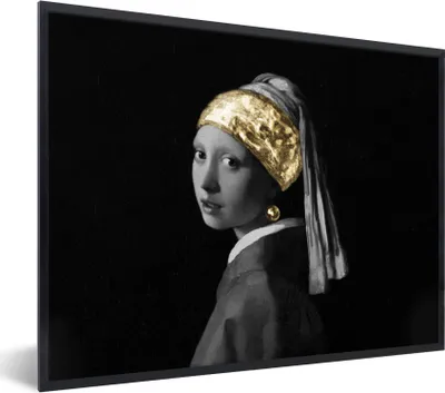 Produktbild von MuchoWow® Gerahmtes Poster Mädchen mit Perlenohrring - Vermeer - Stirnband - Gold 80x60 cm - Poster mit Schwarzem Bilderrahmen Wandposter Rahmen Foto Bilder - Schwarzem - Mit Gestell