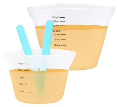 Zdjęcie produktu dla Zestaw dwóch silikonowych miarek: 250 ml i 500 ml, z mieszadłem, idealne do odmierzania i mieszania