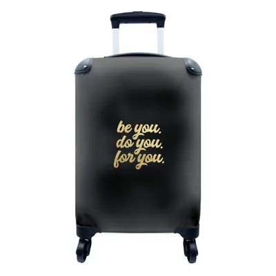 Produktbild von MuchoWow® Koffer Handgepäck Trolley Rollkoffer Kleine Reisekoffer mit 4 Rollen - Zitat - Selbstvertrauen - Gold - Schwarz - Cabin Size < 55x40x23 cm & 55x40x20 cm - Fotokoffer - Kabinenkoffer - Boardgepäck - Reise-Box - Reisekoffer - Reisegepäck - Koffer mit Bild - Trolley für Kinder