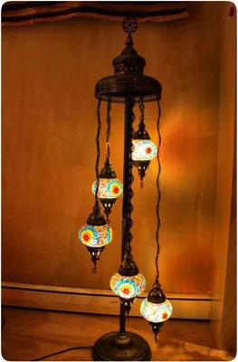 Produktbild von Turkse Stehlampe mit 5 Glasbällen – Handgefertigte orientalische Mosaiklampe in Türkis und bunten Farben