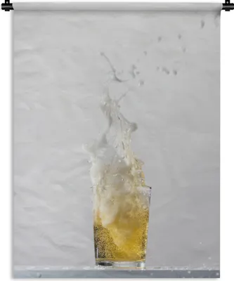 Produktbild von MuchoWow® Wandteppich Wandbehang Spritzendes Bier auf weißem Hintergrund 120x160 cm Tapisserie Dekoration Wandtuch - Wohnzimmer - Moderne
