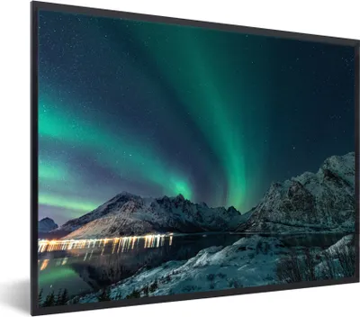 Produktbild von MuchoWow® Gerahmtes Poster Nordlicht - Berg - Schnee - Grün - Sternenhimmel - Winter 40x30 cm - Poster mit Schwarzem Bilderrahmen Wandposter Rahmen Foto Bilder - Kunstposter - Wanddekorationen