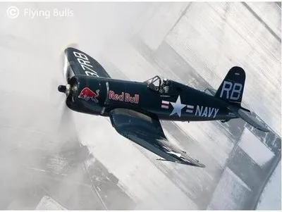 Produktbild von Revell Geschenkset Flying Bulls Vought F4U-4 Corsair 1:48
