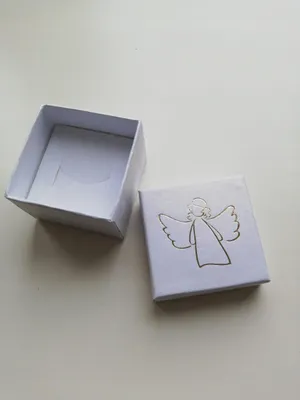 Image de boîte blanche avec un ange doré comme emballage cadeau