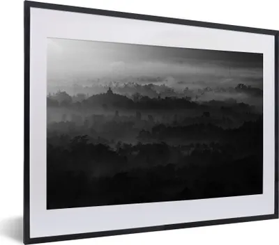 Produktbild von MuchoWow® MuchoWow® Gerahmtes Poster Indonesien - Nebel - Schwarz - Weiß 40x30 cm - Poster mit zchwarzem Bilderrahmen - Bilderrahmen - Poster im Rahmen