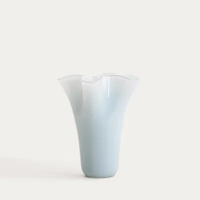 Zdjęcie produktu dla HOMLA Wazon VEYORA szklany niebieski z falami 20x20x20 cm