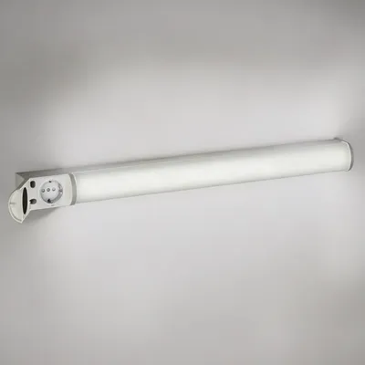 Spiegellampe 67,5 cm, 14,5 W, 1601 lm, weiß, IP44, mit Steckdose