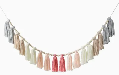 Obrázek produktu pro Boho girlanda s bambulkami a dřevěnými korálky, závěsný dekor s bambulkami pro výzdobu učebny, ložnice, dětského pokoje. Barva: růžová