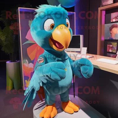 Produktbild von Blaugrüner REDBROKOLY Papagei als Maskottchen kostüm bekleidet mit einem T-Shirt mit V-Ausschnitt und Haarspangen