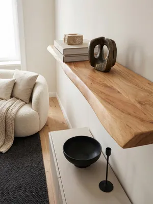 Detailaufnahme der lebendigen Holzmaserung und der glatten Oberfläche eines massiven Akazie-Hängeregals mit natürlicher Baumkante._#sku_SAFWL5.974#