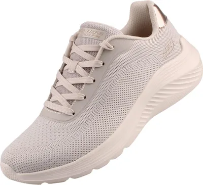 Auf dem Bild ist ein weißer Freizeitschuh zu sehen der von der linken Seite betrachtet wird. Der Schuh hat eine moderne Form und ein schlichtes Design mit einem luftigen Mesh-Obermaterial.