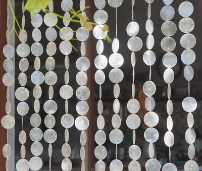 Produktbild von Exotischer Muschelvorhang aus Capiz, Windspiel, Raumteiler, Türvorhang, Wanddeko - 100*210 cm, Creme-weiß, Muschelscheiben, Dekovorhänge
