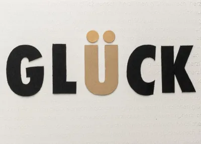 Produktbild von Räder Design Ereigniskarte Klappkarte mit blindgeprägtem Glück-Motiv und Anhänger