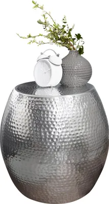 Beistelltisch Aluminium Silber Rund Orientalisch Hammerschlag mit gehämmerter Oberflächenstruktur in Gesamtansicht.