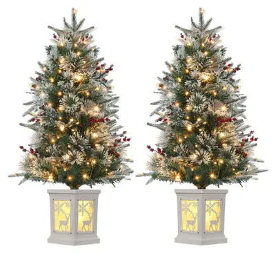 Image de Lot de 2 arbres de Noël artificiels, enneigés, de 90 cm (3 pieds), avec un feuillage dense de sapin/épicéa et des extrémités d'aiguilles enneigées, équipés de guirlandes lumineuses LED. Montage à charnières, avec un pied en métal