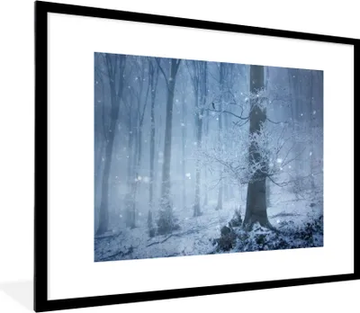 Produktbild von MuchoWow® Gerahmtes Poster Wald - Winter - Schnee 80x60 cm - Poster mit Schwarzem Bilderrahmen Wandposter Rahmen Foto Bilder - Schlafzimmer-Dekorationen - Fotoposter
