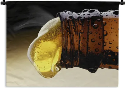 Produktbild von MuchoWow® Wandteppich Wandbehang Einschenken von Bier aus einer Bierflasche 90x67.5 cm Tapisserie Dekoration Wandtuch - Fototeppich - Wand-Skulpturen