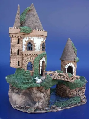 Die Brückentürme. Eine kleine Brücke verbindet das Hauptgebäude mit einem kleineren, runden Turm.