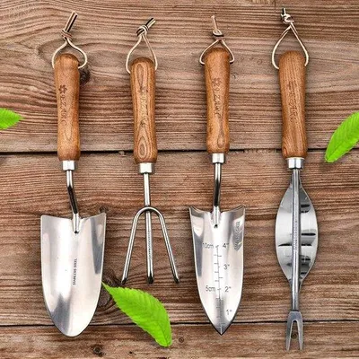 Produktbild von Unyqoos® Gartenwerkzeug-Set 4-teilig – rostfreier Edelstahl, Holzgriff; Pflanzkelle, Handschaufel, Dreizinken-Gabel, Unkrautstecher, Geschenkverpackung