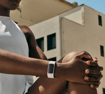 Produktbild von Fitbit Charge 6, Aktivitäts-Trackerarmband, AMOLED, GPS, Nahfeldkommunikation (NFC), Wasserfest, Beige
