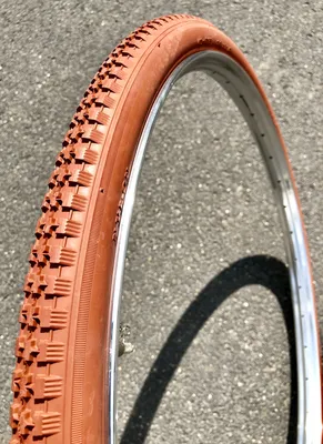 Zdjęcie produktu dla opony 28 x 1 1/2 40-635 w kolorze ceglastoczerwonej gliny