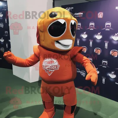 Produktbild von Rustikaler REDBROKOLY Maskottchen Kostüm mit American-Football-Helm gekleidet in einen Rollkragenpullover und Anstecknadeln