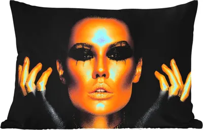 Produktbild von MuchoWow® Outdoor Kissen - Frau - Porträt - Gold - Luxus - Schwarz - 60x40 cm - Wetterfest - Lounge Kissen - Zierkissen - Kissen für Innenräume