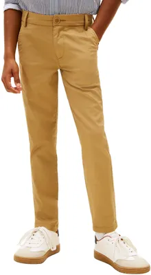 Productafbeelding van Tommy Hilfiger jongens chino broek, model 1985, artikelnummer KB0KB09638, kleur beige (Dark Dune), maat 24 maanden