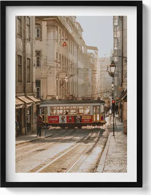 Produktbild von Blick auf Lissabon und Straßenbahn– Wandbild mit Rahmen – Gerahmtes Bild  – Wanddekoration – 60x80 cm –  Schwarz Rahmen