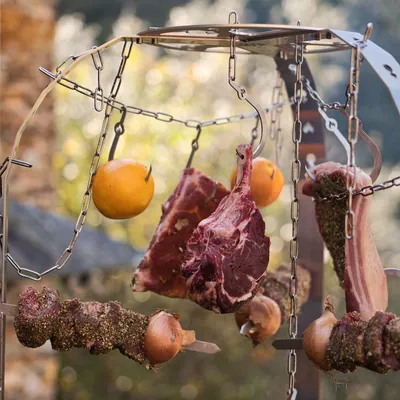 Image de Asado Dom - La tendance barbecue d'Argentine - réglable pour les barbecues sphériques, les coupes à feu et le barbecue à plaque de feu