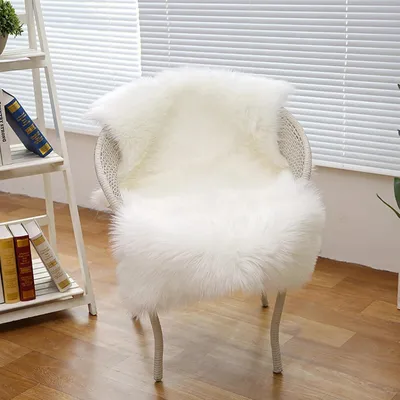 Produktbild von Faux Lammfell Schaffell Teppich, Longhair Flauschiger Teppich, Flauschiger Schaffell Lammfell Fellteppich Waschbar, Weicher Fell Carpet für Stühle Sofa Schlafzimmer(Weiß, 60 x 90 cm)