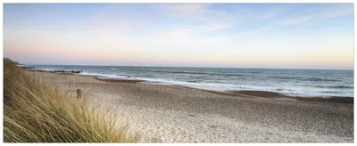 Produktbild von Wallario Premium Glasbild, freischwebende Optik, kräftige Farben, Größe 80 x 32 cm Motiv Strandspaziergang im Urlaub an der Ostsee