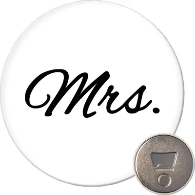 Produktbild von Huuraa Magnet Mrs. Schriftzug 59mm Kühlschrankmagnet rund Flaschenöffner Geschenkidee