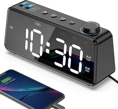Obrázok produktu pre Digitálny budík s reproduktorom, 6,5-palcovým LED displejom, USB portom, dvojitým budíkom s nastavením na pracovný deň/víkend a nastavením jasu v rozmedzí 0–100 %