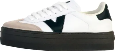 Produktbild von Sneakers mit Schnürsenkeln