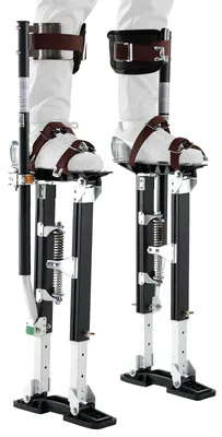 Image de VEVOR, supports réglables pour placo, 485-790 mm, capacité de charge de 103 kg. Supports de travail robustes avec double suspension, semelles antidérapantes et sangle de tension. Supports en aluminium réglables pour travaux de placo, notamment pour les plafonds, adaptés aux chantiers, couleur noire