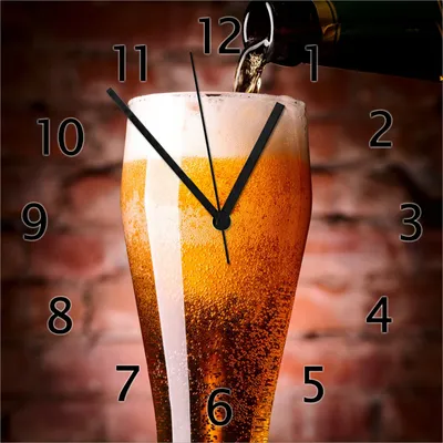 Produktbild von Wallario Design Wanduhr Frisches Pils aus Echtglas, Größe 30 x 30 cm