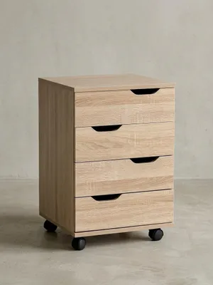 Moderner Rollcontainer für das Büro in warmer Holzoptik mit schwarzen Rollen und vier geräumigen Schubladen freigestellt auf weißem Hintergrund._#sku_SAFWL5.931#