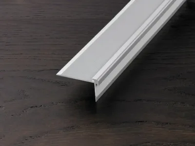 Produktbild von PROLINE Edelstahl 50mm Treppenkante, Aluminium Stufenkante, rutschfeste Treppenkantenleiste, selbstklebend, eloxiert, für Innen und Außen, Kantenschutz
