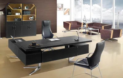 Produktbild von Moderner Eckschreibtisch aus MDF und Edelstahl in Holzoptik