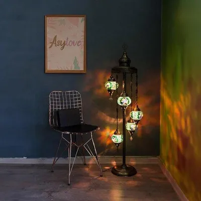 Produktbild von Handgefertigte türkische Stehlampe mit 5 Kugeln – orientalische Mosaiklampe in Grün für stimmungsvolle Beleuchtung